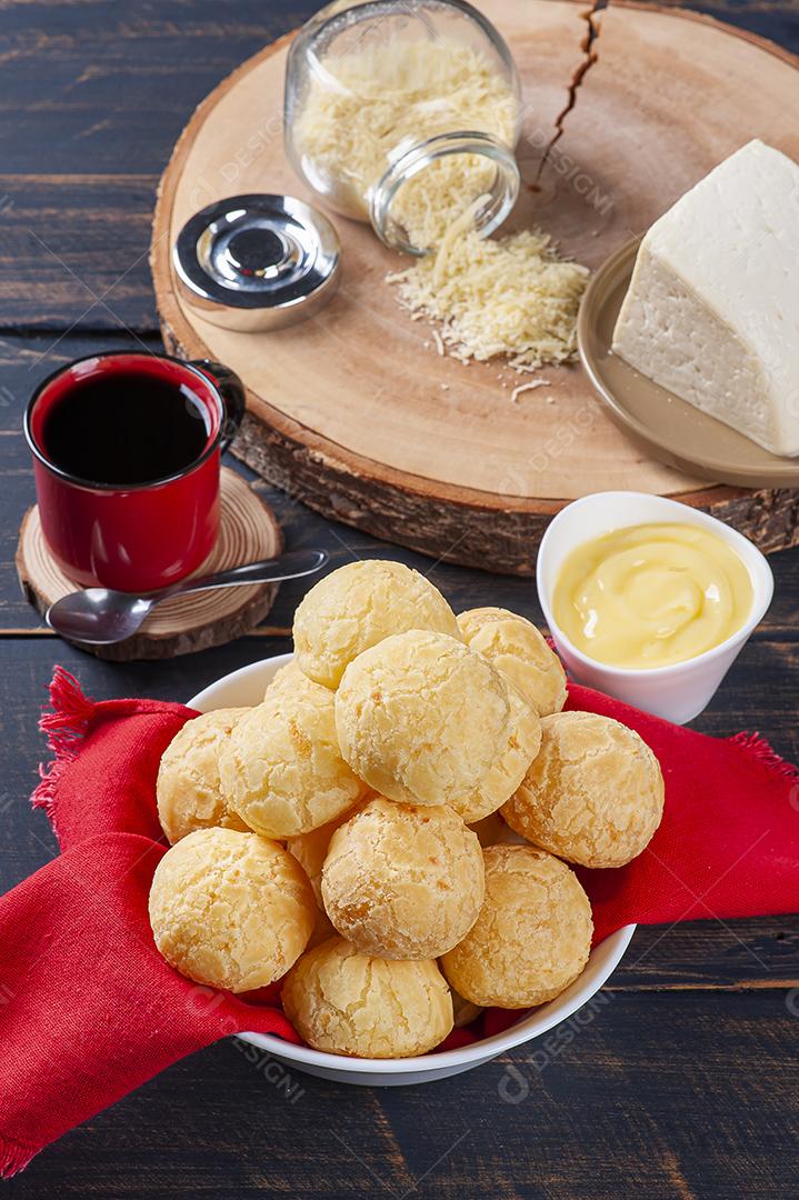 Delicioso pão de queijo brasileiro JPG