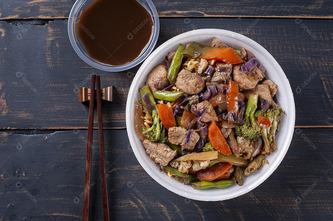 Yakisoba, famoso macarrão frito japonês, com carne JPG