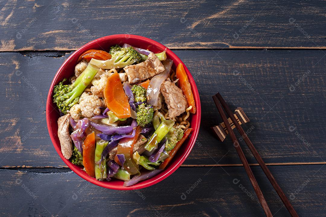 Yakisoba, famoso macarrão frito japonês, com carne JPG