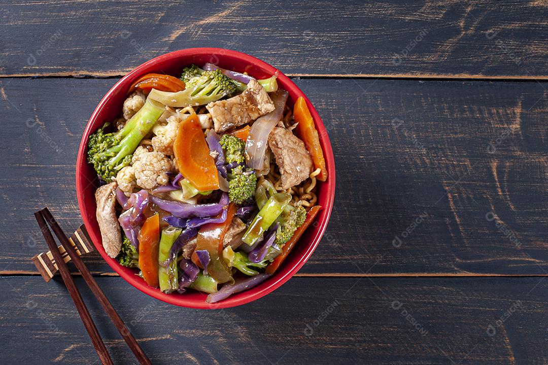 Yakisoba, famoso macarrão frito japonês, com carne JPG