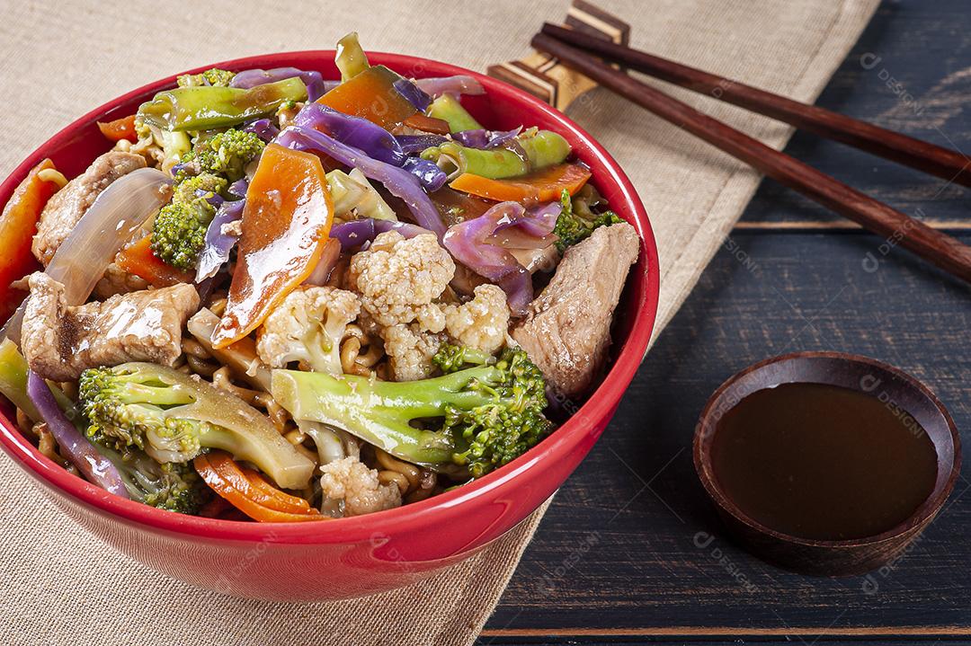 Yakisoba, famoso macarrão frito japonês, com carne JPG