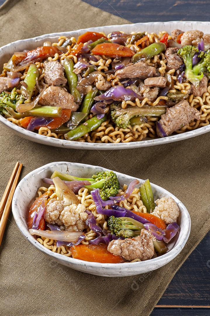 Yakisoba, famoso macarrão frito japonês, com carne JPG