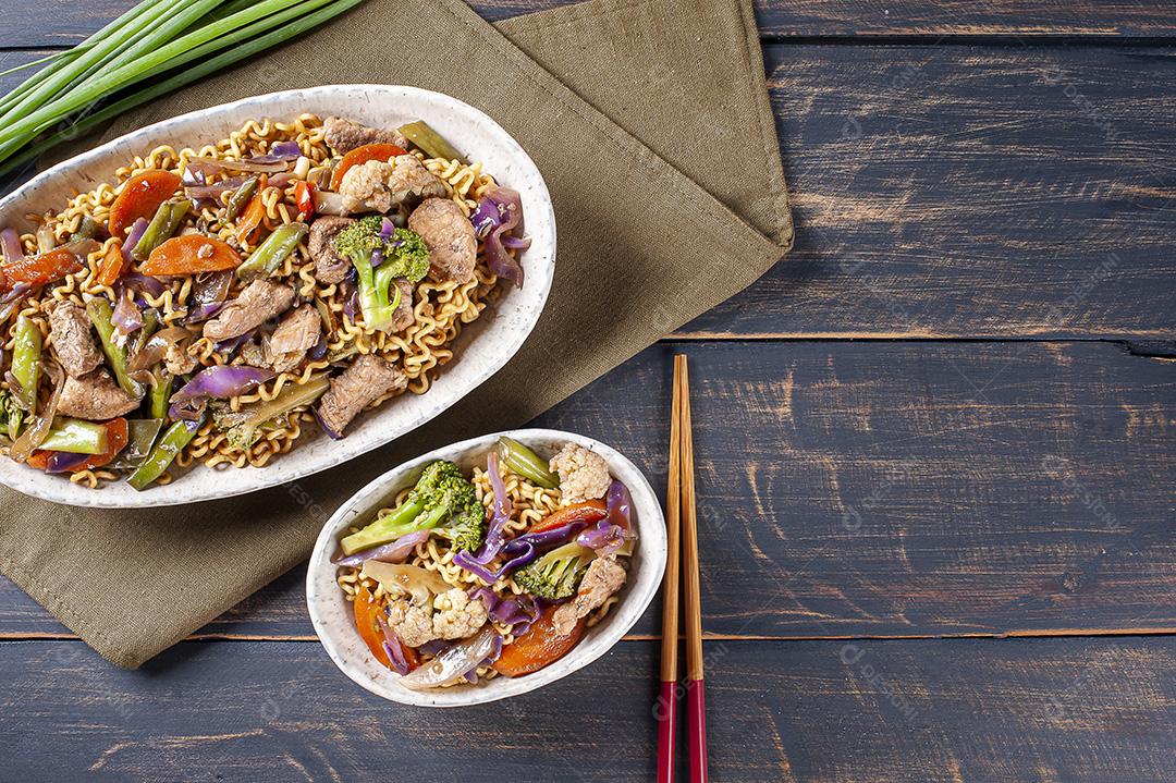 Yakisoba, famoso macarrão frito japonês, com carne JPG