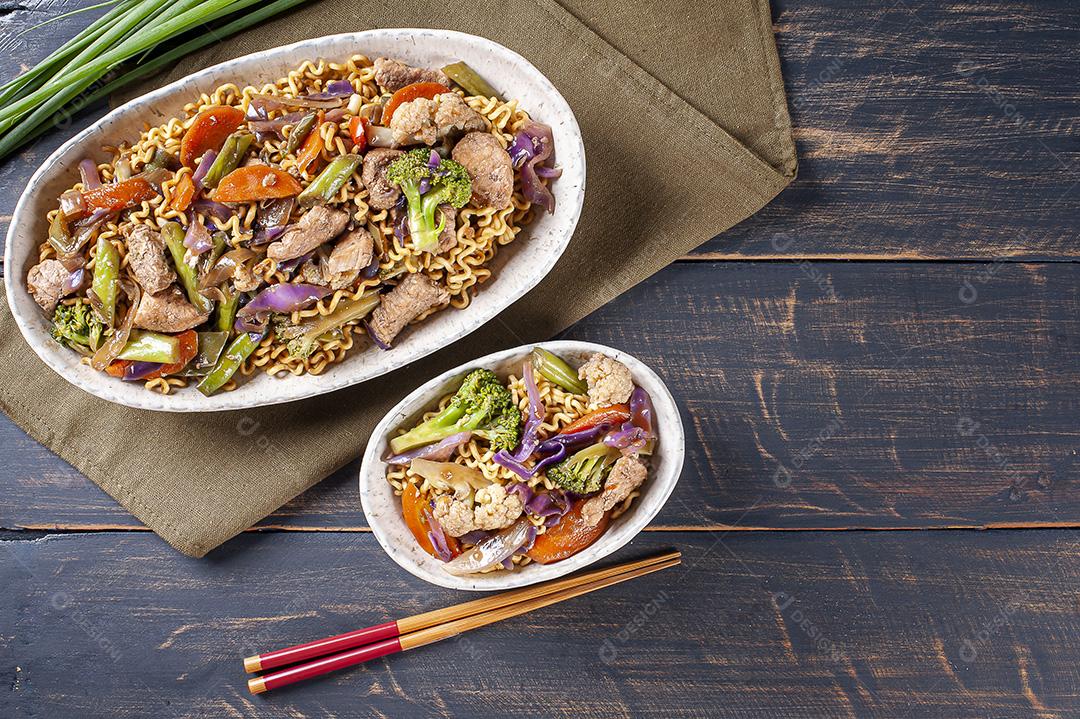 Yakisoba, famoso macarrão frito japonês, com carne JPG