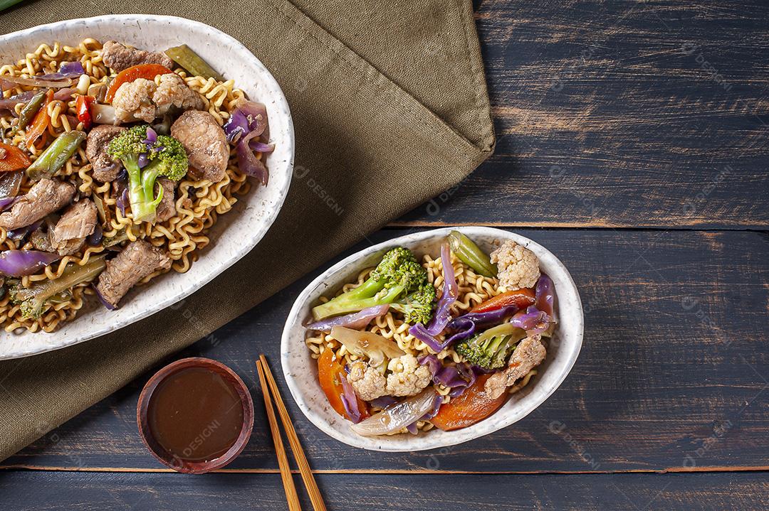 Yakisoba, famoso macarrão frito japonês, com carne JPG