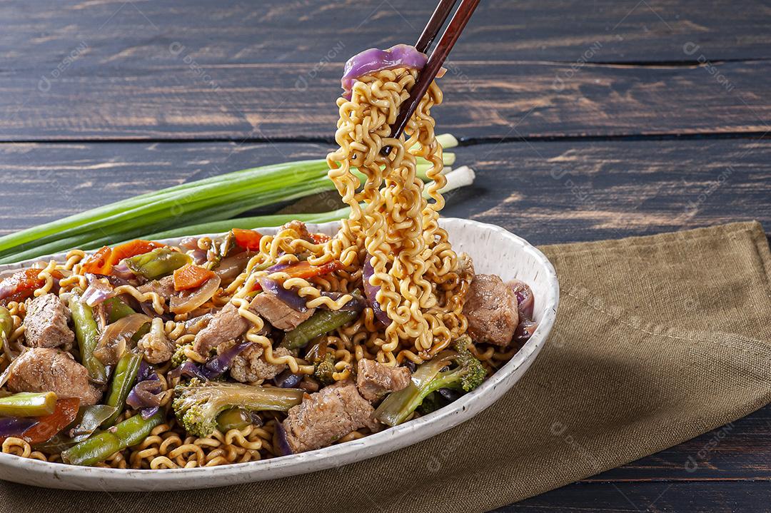 Yakisoba, famoso macarrão frito japonês, com carne JPG