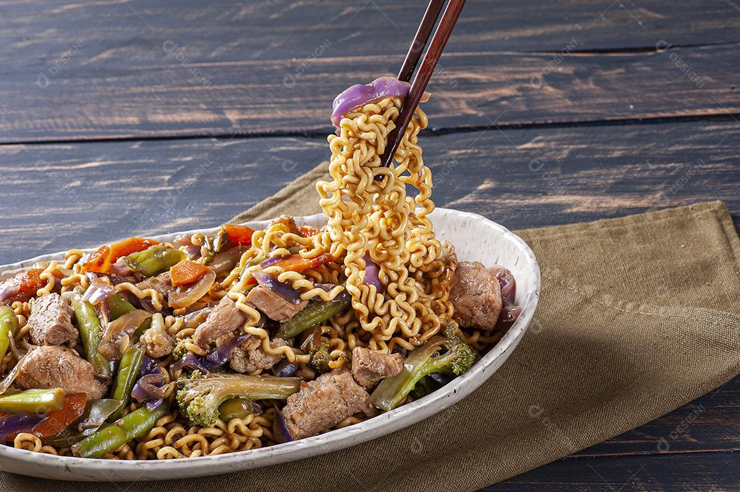 Yakisoba, famoso macarrão frito japonês, com carne JPG