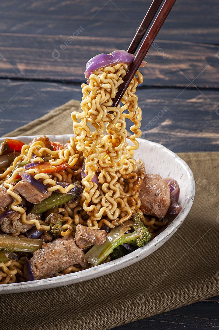 Yakisoba, famoso macarrão frito japonês, com carne JPG