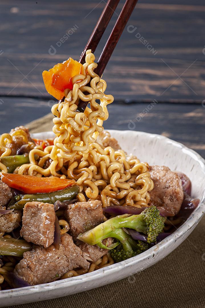 Yakisoba, famoso macarrão frito japonês, com carne JPG