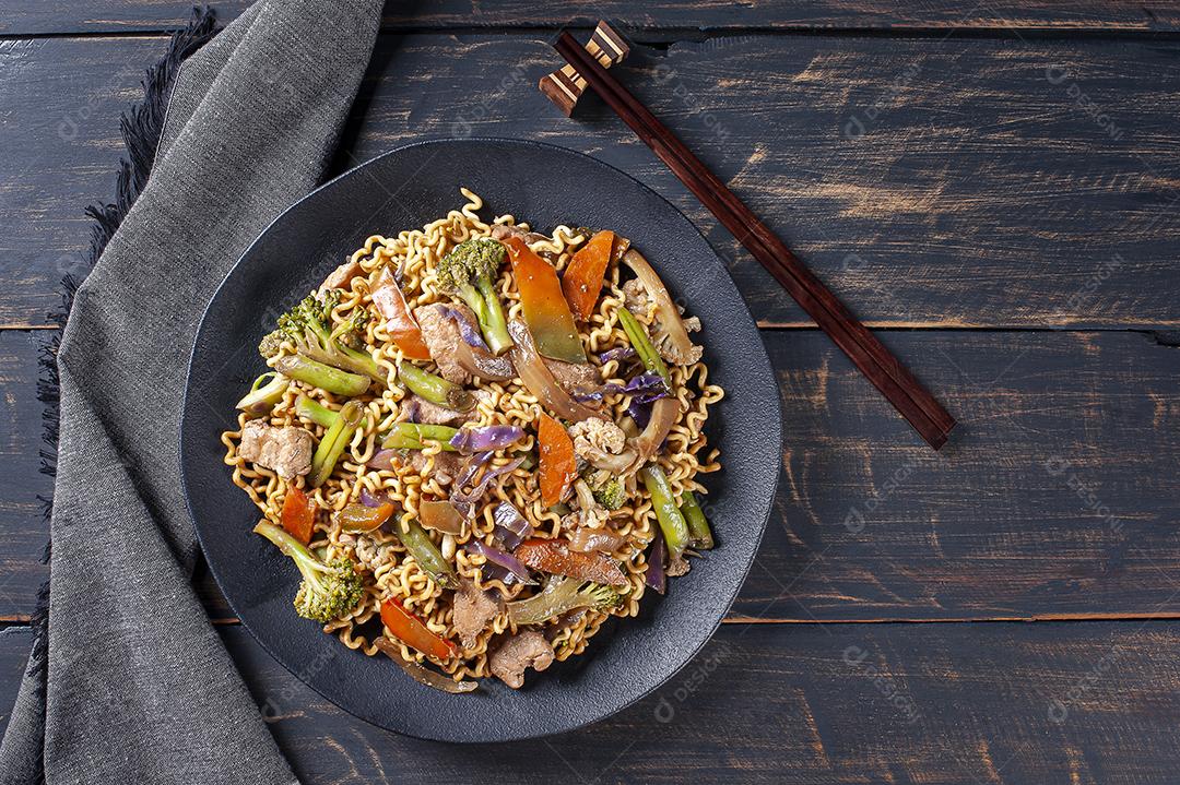 Yakisoba, famoso macarrão frito japonês, com carne JPG