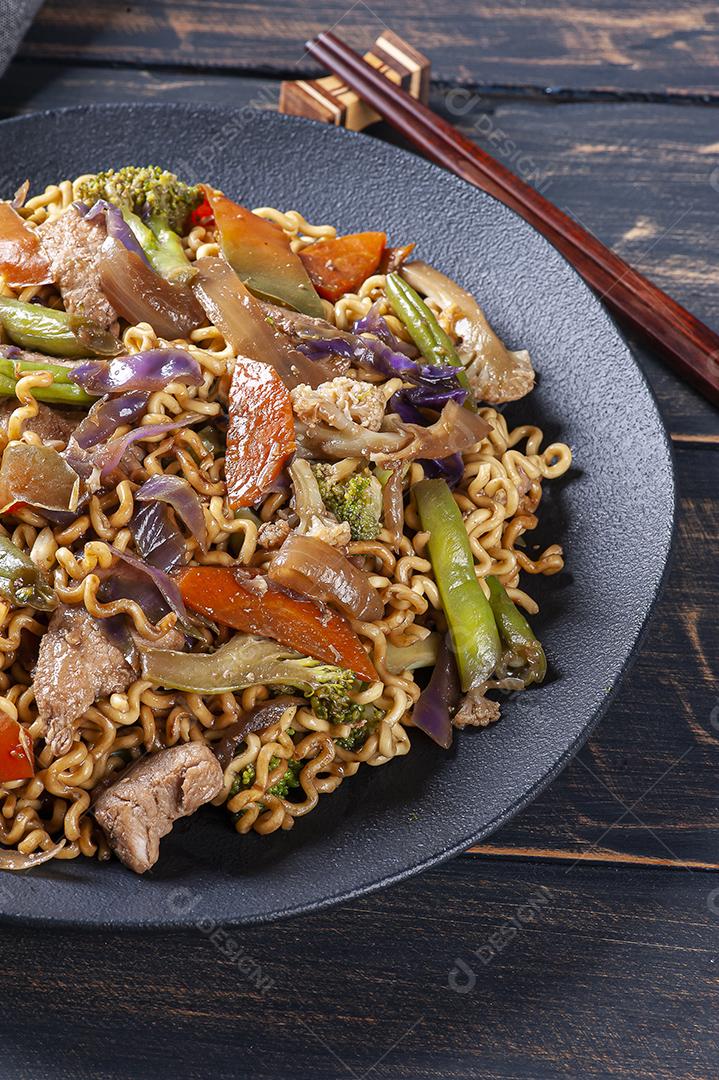 Yakisoba, famoso macarrão frito japonês, com carne JPG
