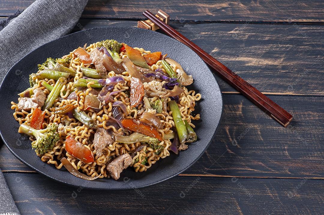 Yakisoba, famoso macarrão frito japonês, com carne JPG