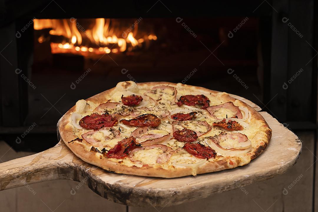 Pizza de estilo brasileiro com queijo mussarela JPG