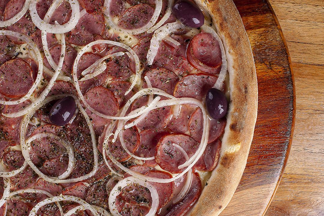 Pizza de estilo brasileiro com queijo mussarela, cebola, azeitonas JPG