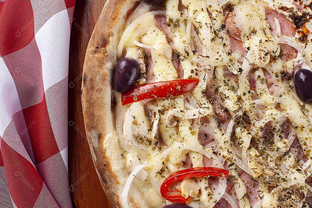 Pizza de estilo brasileiro com queijo mussarela, cebola, azeitonas JPG