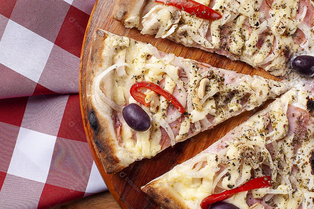 Pizza de estilo brasileiro com queijo mussarela, cebola, azeitonas JPG