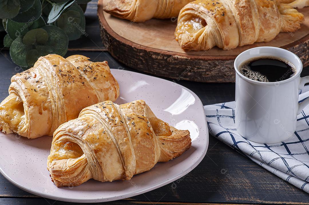 Croissant recheado de presunto e queijo JPG