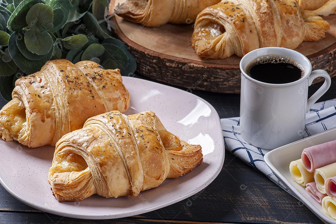 Croissant recheado de presunto e queijo JPG