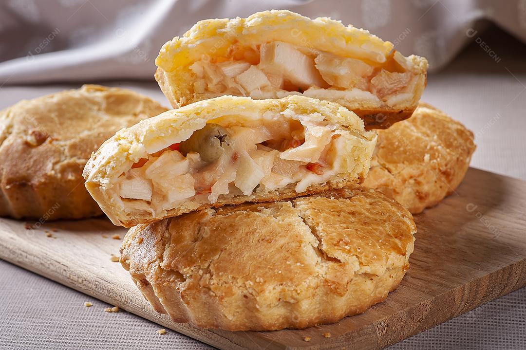 Aperitivo típico da culinária brasileira chamado Empada de Palmito JPG