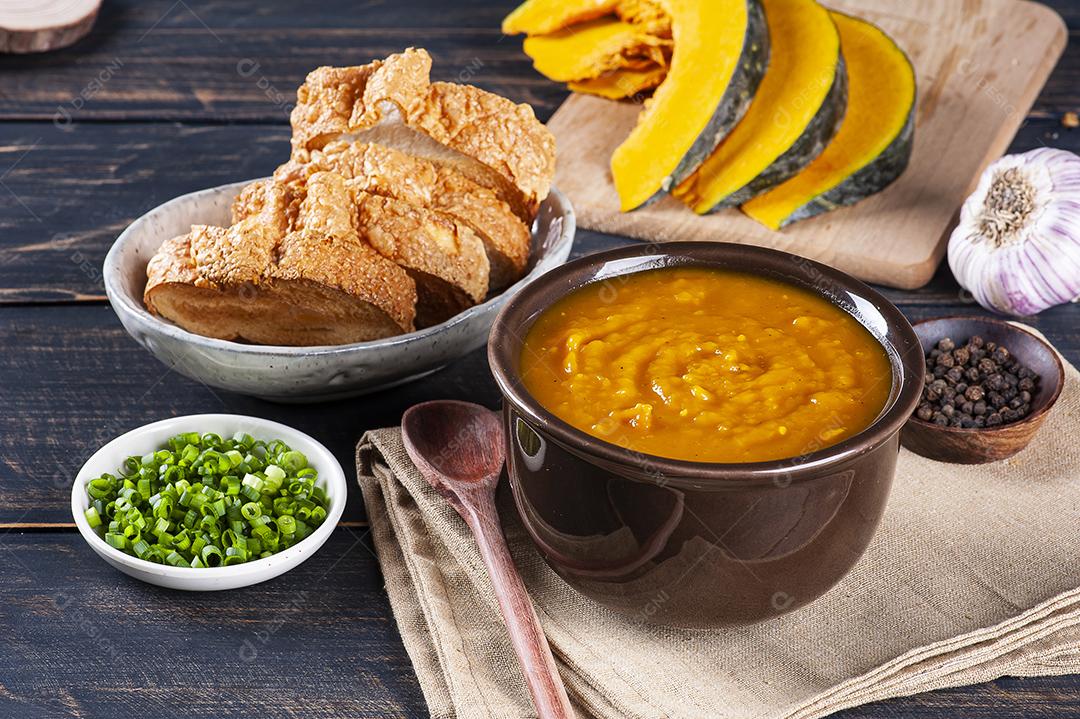 Creme de abóbora feito em casa, acompanhado de torrada JPG