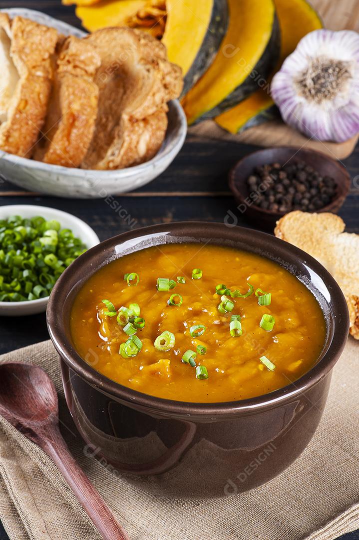 Creme de abóbora feito em casa, acompanhado de torrada JPG