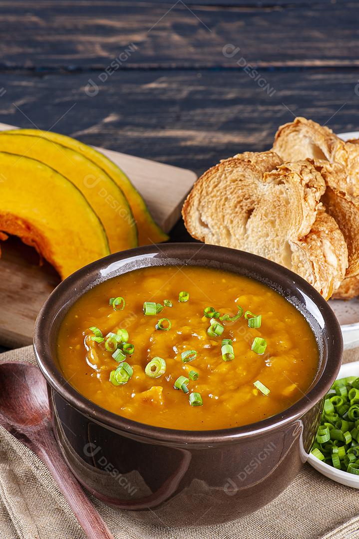 Creme de abóbora feito em casa, acompanhado de torrada JPG