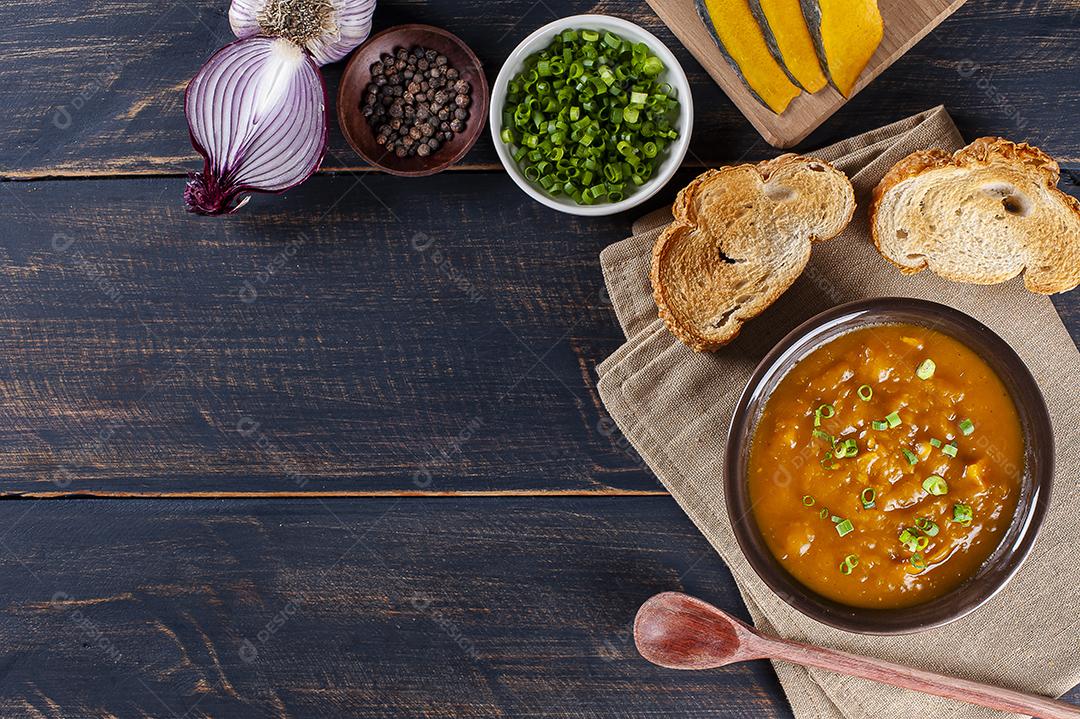 Creme de abóbora feito em casa, acompanhado de torrada JPG