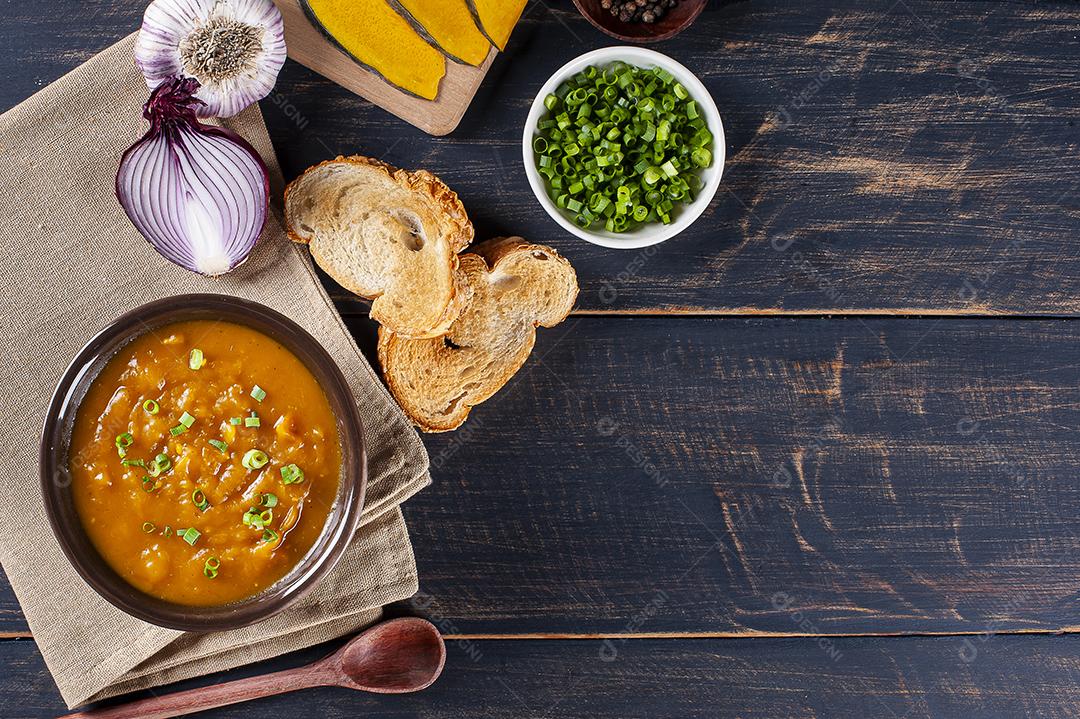 Creme de abóbora feito em casa, acompanhado de torrada JPG
