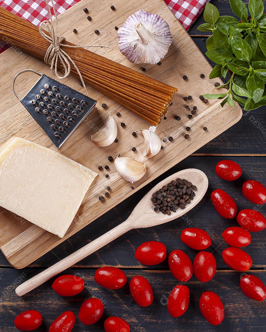Ingredientes para preparar comida italiana, massas de espaguete integrais JPG