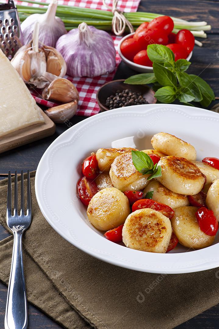 Nhoque artesanal recheado com queijo, com tomate cereja, garli JPG