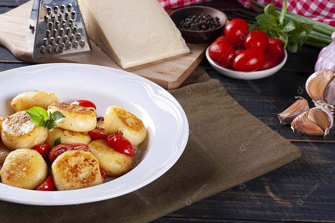 Nhoque artesanal recheado com queijo, com tomate cereja, garli JPG