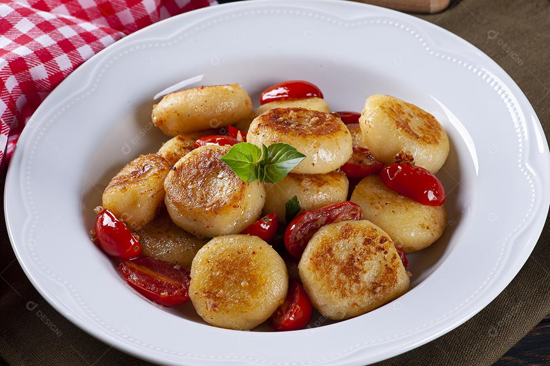 Nhoque artesanal recheado com queijo, com tomate cereja, garli JPG