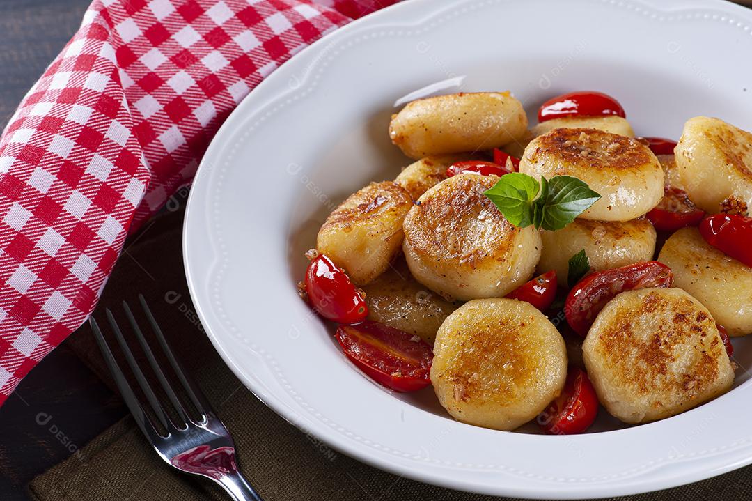 Nhoque artesanal recheado com queijo, com tomate cereja, garli JPG