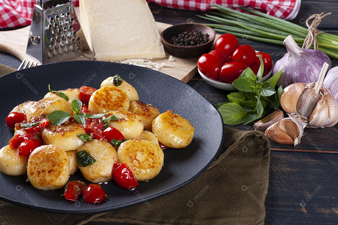 Nhoque artesanal recheado com queijo, com tomate cereja, garli JPG