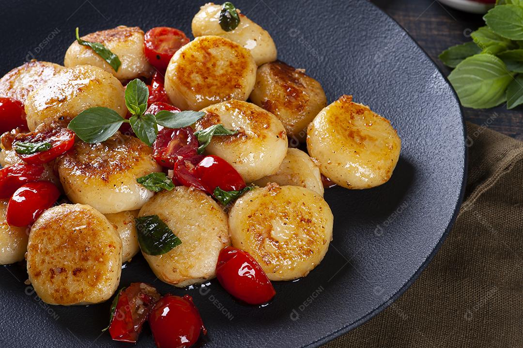 Nhoque artesanal recheado com queijo, com tomate cereja, garli JPG