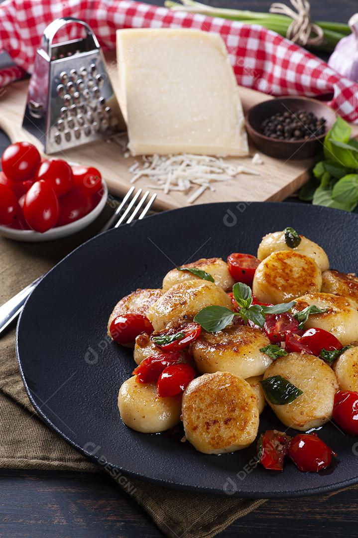 Nhoque artesanal recheado com queijo, com tomate cereja, garli JPG