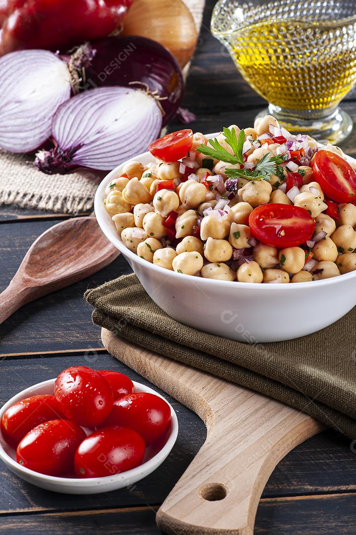 Deliciosa salada de grão-de-bico com tomates, cebola, pimentas JPG