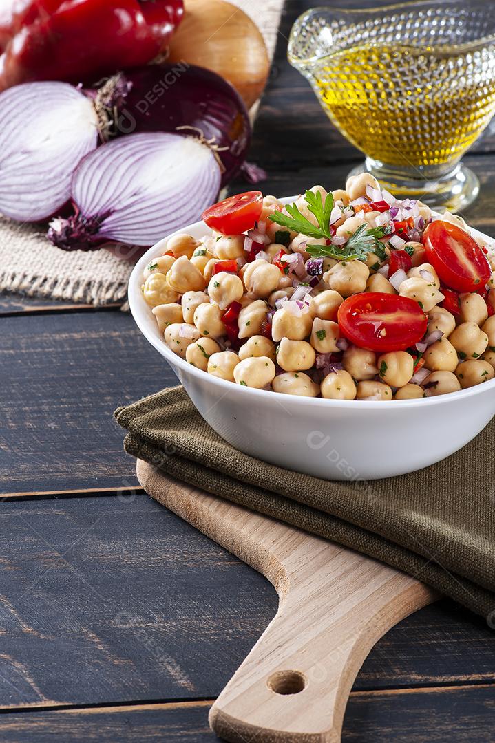 Deliciosa salada de grão-de-bico com tomates, cebola, pimentas JPG