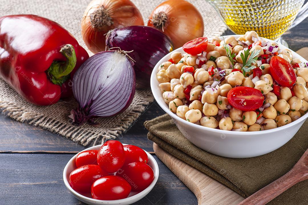 Deliciosa salada de grão-de-bico com tomates, cebola, pimentas JPG