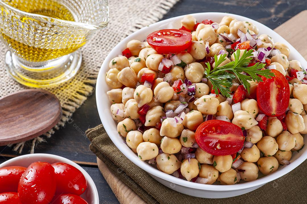 Deliciosa salada de grão-de-bico com tomates, cebola, pimentas JPG