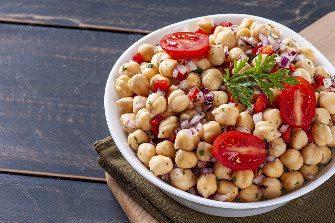 Deliciosa salada de grão-de-bico com tomates, cebola, pimentas JPG
