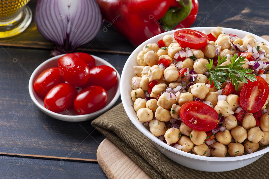 Deliciosa salada de grão-de-bico com tomates, cebola, pimentas JPG