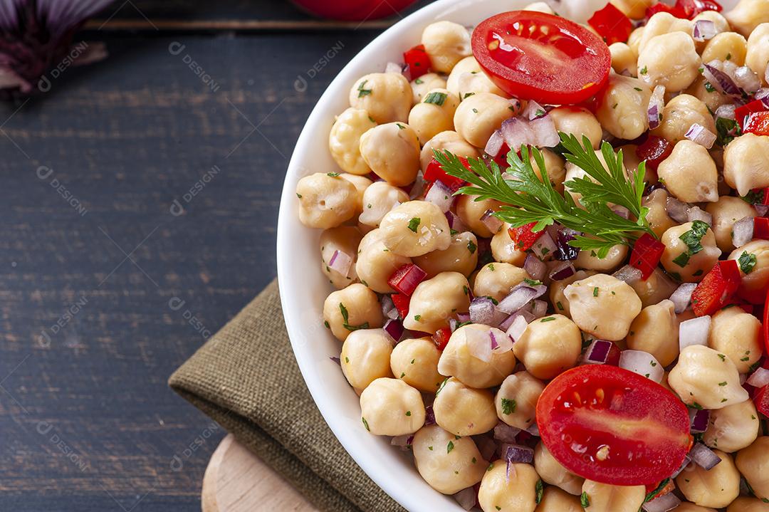 Deliciosa salada de grão-de-bico com tomates, cebola, pimentas JPG