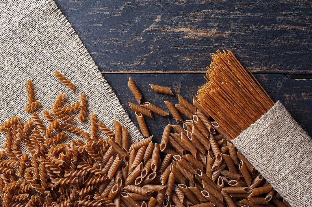 Massa integral crua, espaguete, penne e fusilli. Vista superior JPG