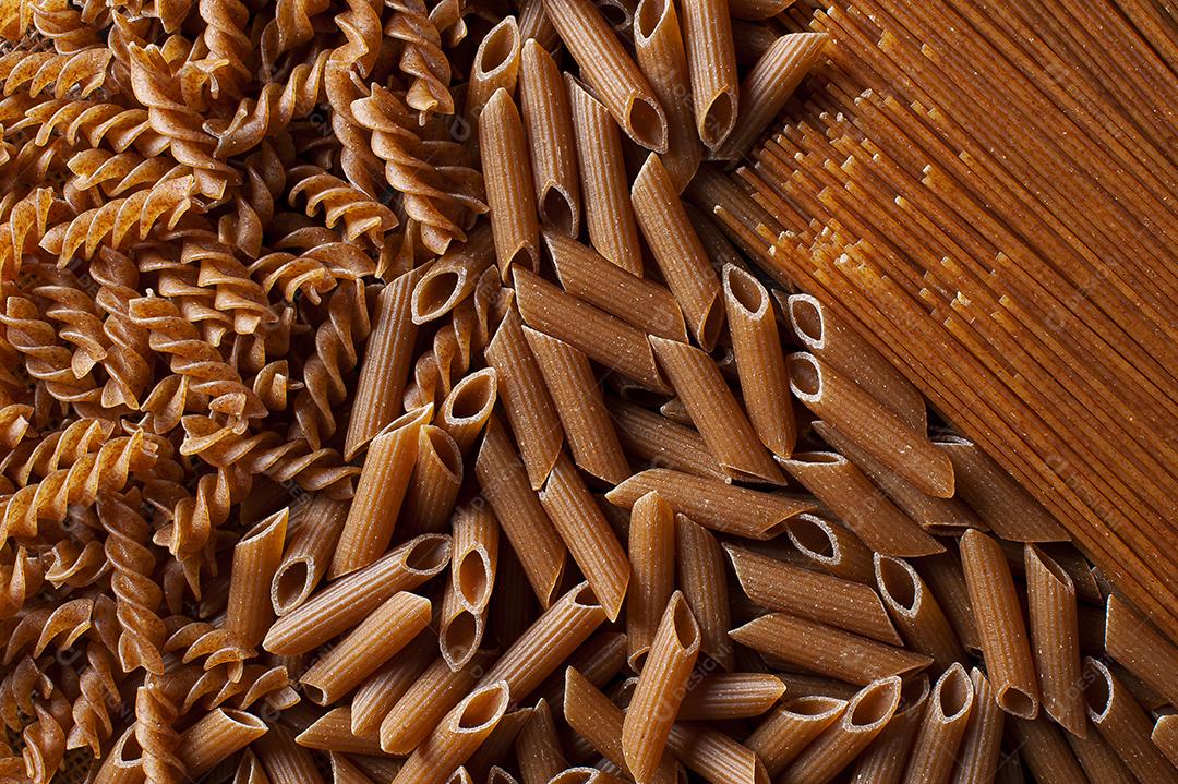 Massa integral crua, espaguete, penne e fusilli. Vista superior JPG