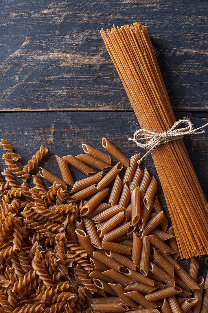 Massa integral crua, espaguete, penne e fusilli. Vista superior JPG