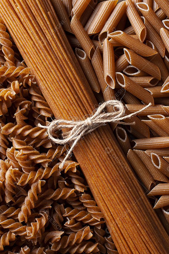 Massa integral crua, espaguete, penne e fusilli. Vista superior JPG