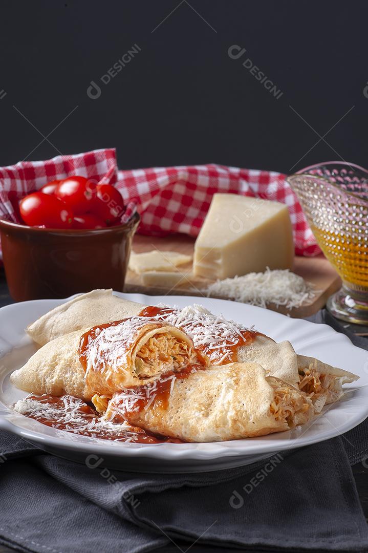 Deliciosa panqueca de frango recheada com frango JPG
