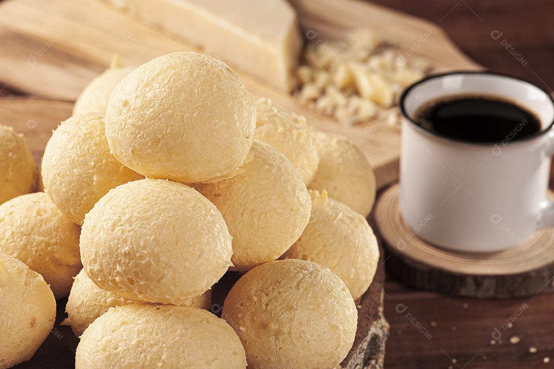 Delicioso pão de queijo brasileiro JPG