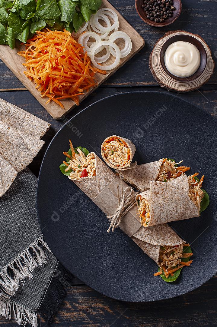 Delicioso envoltório de frango com legumes frescos JPG